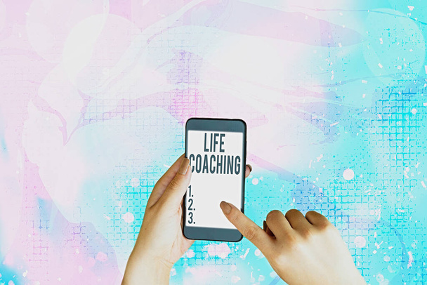 Textschild mit Life Coaching. Konzeptionelles Foto einer Person, die angestellt wurde, um zu zeigen, wie sie ihre Karriereziele erreicht. - Foto, Bild