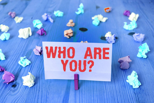 Szövegíró szöveg Ki vagy te kérdés. Üzleti koncepció valaki személyazonosságáról vagy személyes adatairól való kérdezésre. - Fotó, kép