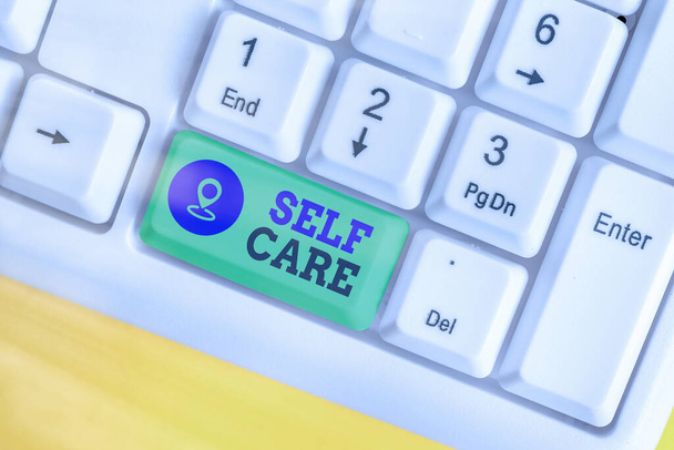 Sinal de texto mostrando Self Care. Foto prática conceitual de tomar medidas para preservar ou melhorar a própria saúde
. - Foto, Imagem