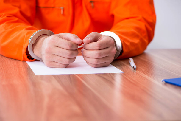 Ideiglenes őrizetben lévő fiatalember levelet ír. - Fotó, kép
