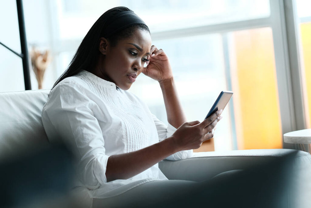 Απογοητευμένη μαύρη γυναίκα που έχει προβλήματα με Smartphone - Φωτογραφία, εικόνα
