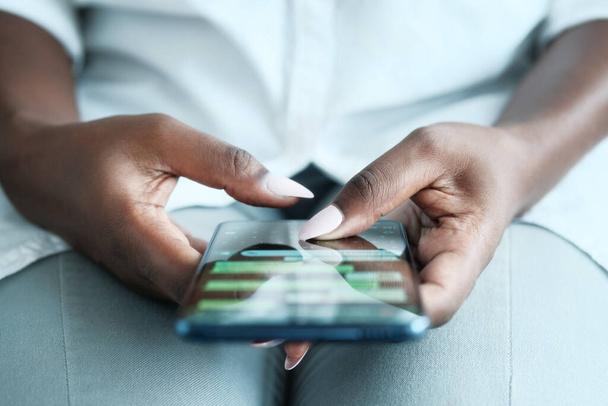 Czarna kobieta za pomocą telefonu komórkowego do wiadomości tekstowych - Zdjęcie, obraz
