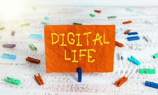 Kirjoitan muistiinpanoja digitaalisesta elämästä. Business valokuva esittelee Living in a world toisiinsa Internet Multimedia
. - Valokuva, kuva