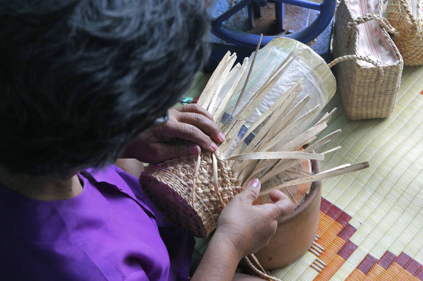 El aldeano llevó rayas de bambú a la cesta de tejer
 - Foto, Imagen
