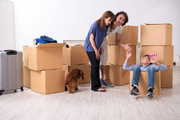 Jovem família se mudando para novo apartamento - Foto, Imagem