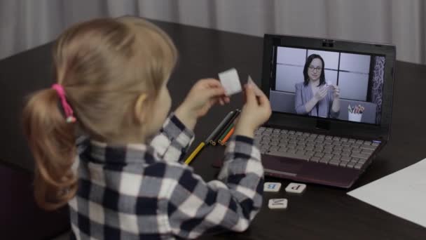 Kinderen afstandsonderwijs op laptop. Online les thuis bij lerares - Video