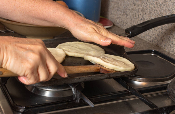 Vaření typické domácí kolumbijské arepas na litinové pánvi - Fotografie, Obrázek