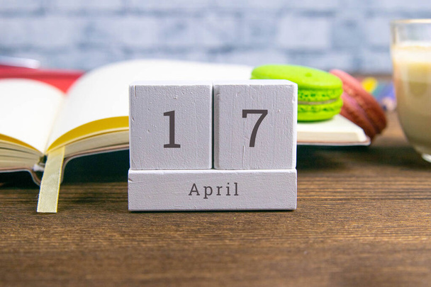 17 de abril no calendário de madeira.O décimo sétimo dia do mês de primavera, um calendário para o local de trabalho. Primavera
. - Foto, Imagem