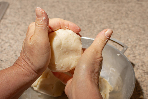 femme mains avec de la pâte de maïs pour faire des arepas colombiens maison typique
 - Photo, image