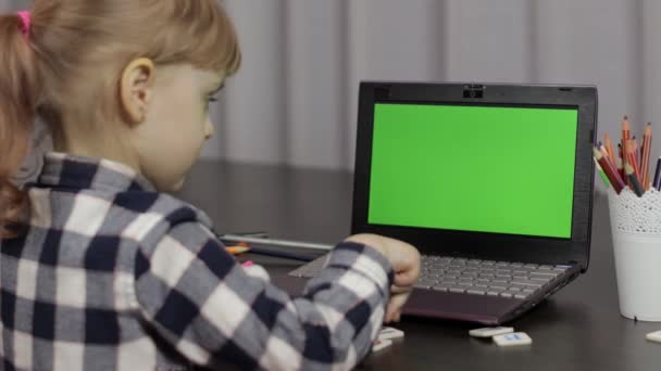 Lección de educación a distancia para niñas, utilizando un portátil digital en casa. Pantalla verde
 - Imágenes, Vídeo