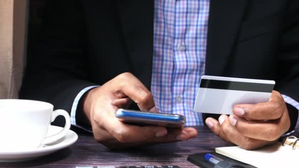 Hombre con tarjeta de crédito y el uso de teléfono inteligente, concepto de compras en línea
 - Imágenes, Vídeo