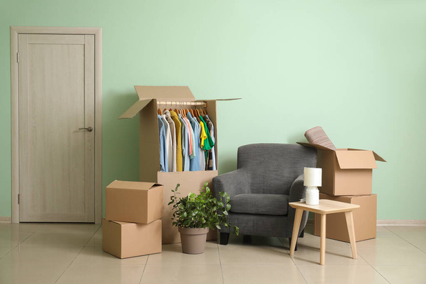 Caixas móveis com pertences no quarto
 - Foto, Imagem