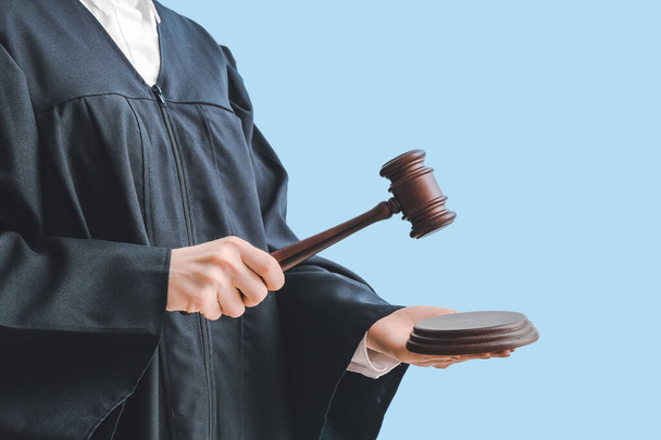 Juez femenina con mazo sobre fondo claro, primer plano
 - Foto, imagen