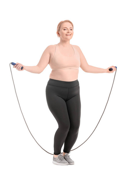 Vrouw met overgewicht training op witte achtergrond - Foto, afbeelding