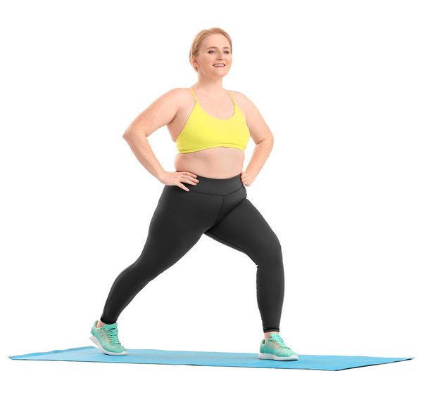 Mujer con exceso de peso practicando yoga sobre fondo blanco
 - Foto, imagen