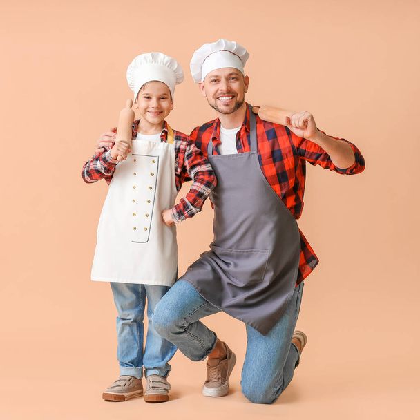 Mies kokki ja hänen pieni poikansa väri tausta
 - Valokuva, kuva