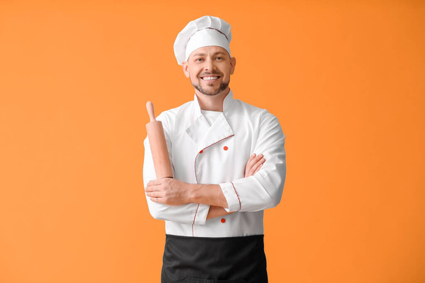 Retrato de chef masculino sobre fondo de color
 - Foto, imagen