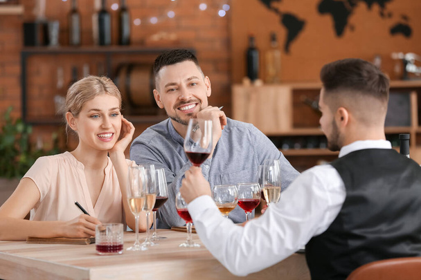 İnsanlar restoranda şarap tadıyor. - Fotoğraf, Görsel