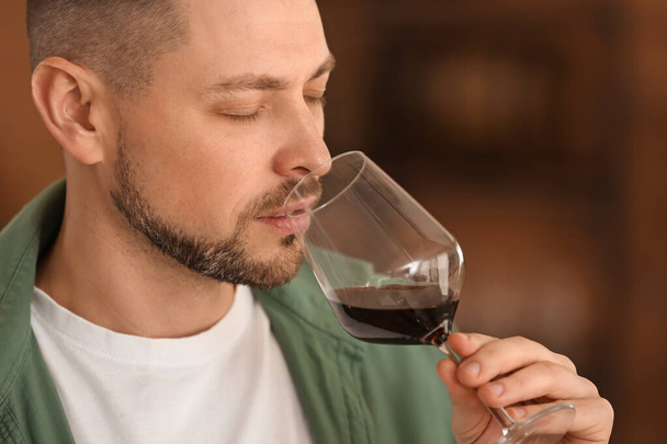 Человек дегустирует вино в ресторане
 - Фото, изображение