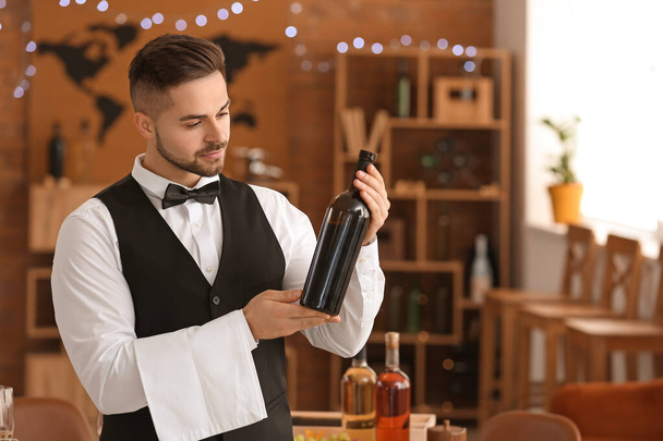 Cameriere con bottiglia di vino al ristorante
 - Foto, immagini