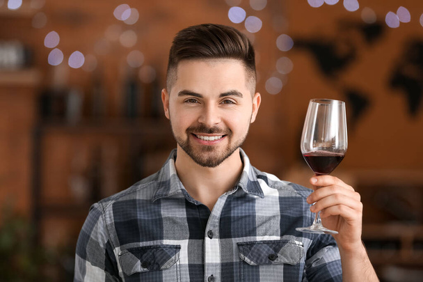 Hombre degustación de vino en el restaurante
 - Foto, imagen