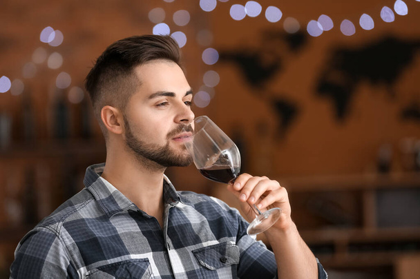 Muž ochutnávka vína v restauraci - Fotografie, Obrázek