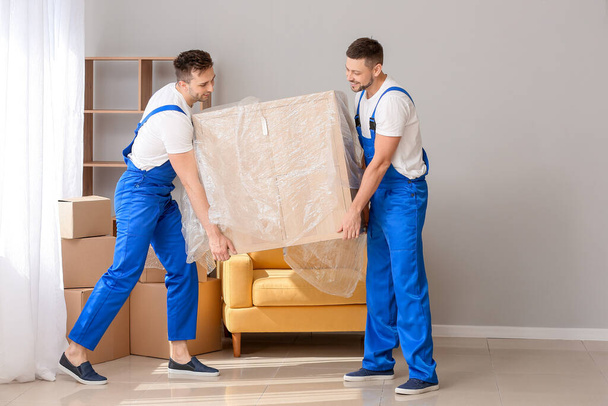 Loaders carrying furniture in flat - Foto, Imagem