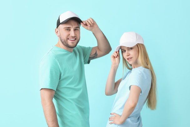 Молода пара в стильних шапочках на кольоровому фоні
 - Фото, зображення