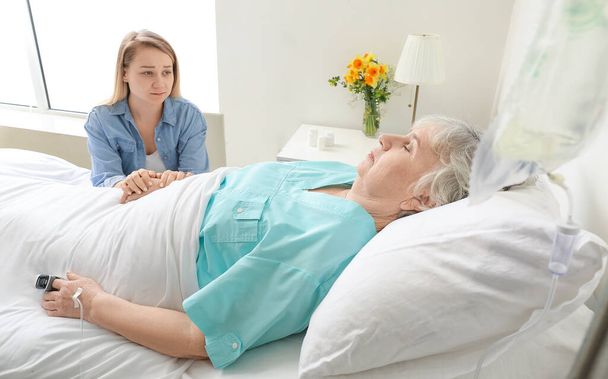 Mujer joven visitando a su abuela en el hospital
 - Foto, imagen