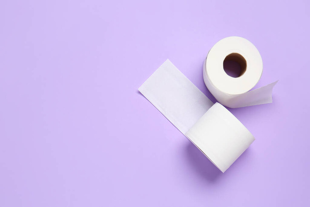 Rollos de papel higiénico sobre fondo de color - Foto, imagen