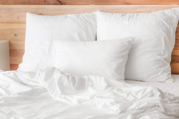 Nagy kényelmes ágy tiszta ágyneművel a szobában - Fotó, kép