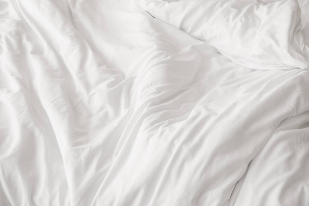 Linho limpo na cama grande
 - Foto, Imagem
