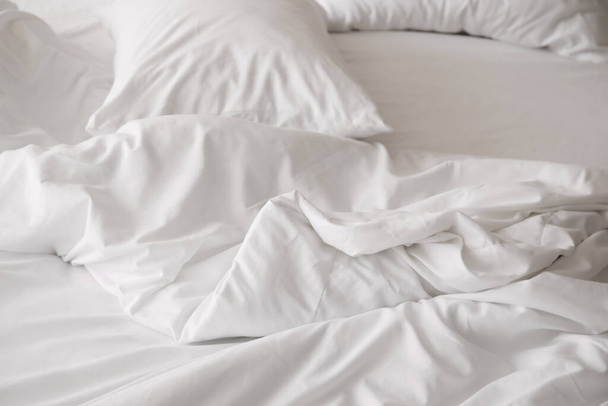 Grand lit confortable avec linge propre dans la chambre
 - Photo, image