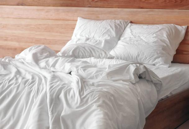 Big comfortable bed with clean linen in room - Foto, Imagem
