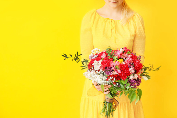 Young woman with beautiful bouquet on color background - Foto, Imagen