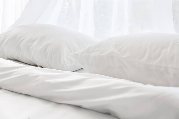 柔らかい白いリネンのベッド - 写真・画像