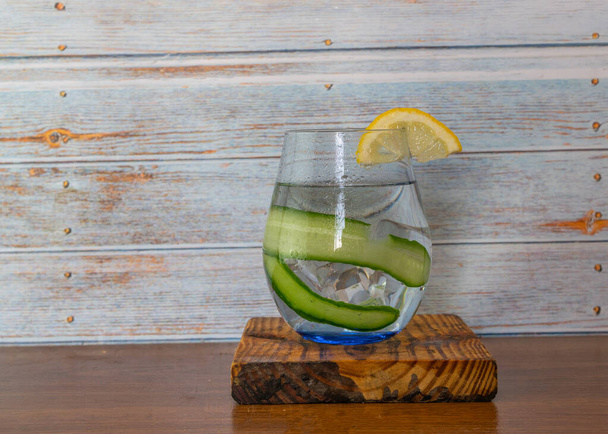 Mixology-Konzept mit Cocktail mit Gurke und Zitrone - Foto, Bild
