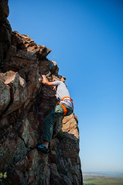 Sport in der Luft und Natur. Klettern auf den Felsen für das Training. Fitness für einen gesunden und starken Körper - Foto, Bild