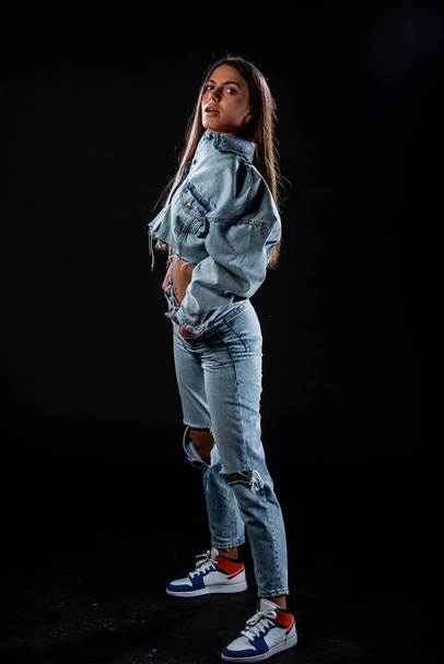 Portrait d'un beau modèle féminin posant en denim à la mode et jean bleu - Photo, image