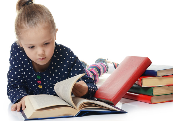 Mädchen lesen Buch isoliert auf Weiß - Foto, Bild