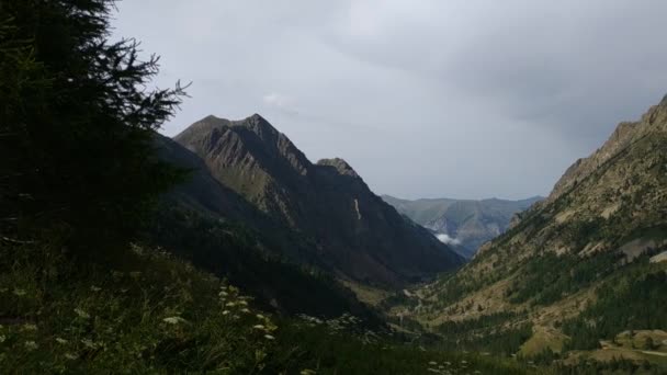 Lélegzetelállító kilátás nyílik egy völgyre a hegyekben. Sant 'anna di Vinadio, Piemonte, Olaszország. Érintetlen és vad természet, a film billenő mozgása - Felvétel, videó