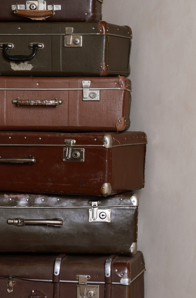 Old retro suitcases at a wall - Fotoğraf, Görsel