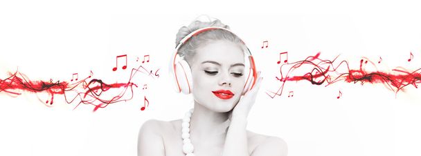Krásná žena poslouchající hudbu - Fotografie, Obrázek