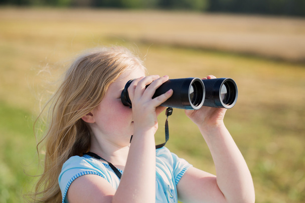 girl looking through binoculars outdoor - Foto, Bild