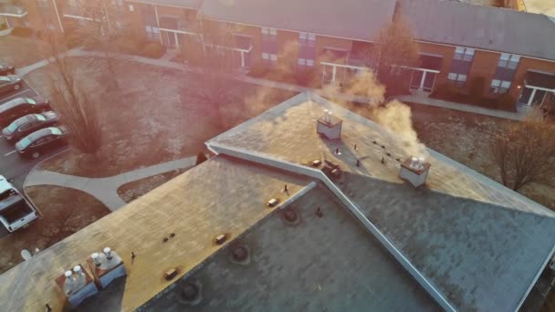 Widok z lotu ptaka na piękny wschód słońca, obszar podmiejski na dachach domów mglisty poranek - Materiał filmowy, wideo