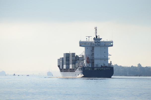 Kargo konteyner gemisi liman riga girme - Fotoğraf, Görsel