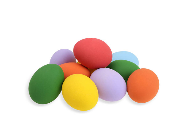 Stos malowanych jaj w różnych kolorach izolowanych na białym tle. ze ścieżkami wycinania. Koncepcja wakacji. - Zdjęcie, obraz