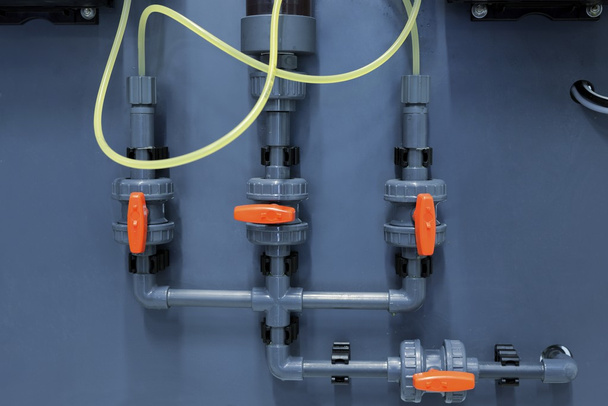 Nuevos tubos de plástico en la sala de calderas industriales
 - Foto, Imagen