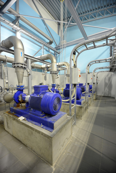 Nuevos tubos brillantes y grandes bombas en la sala de calderas industriales
 - Foto, Imagen
