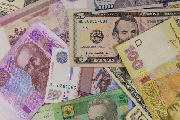 Wielokulturowe tło dolarów, rubinów rosyjskich i hrywien ukraińskich - Zdjęcie, obraz